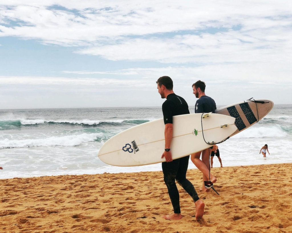 Surfistas en la playa